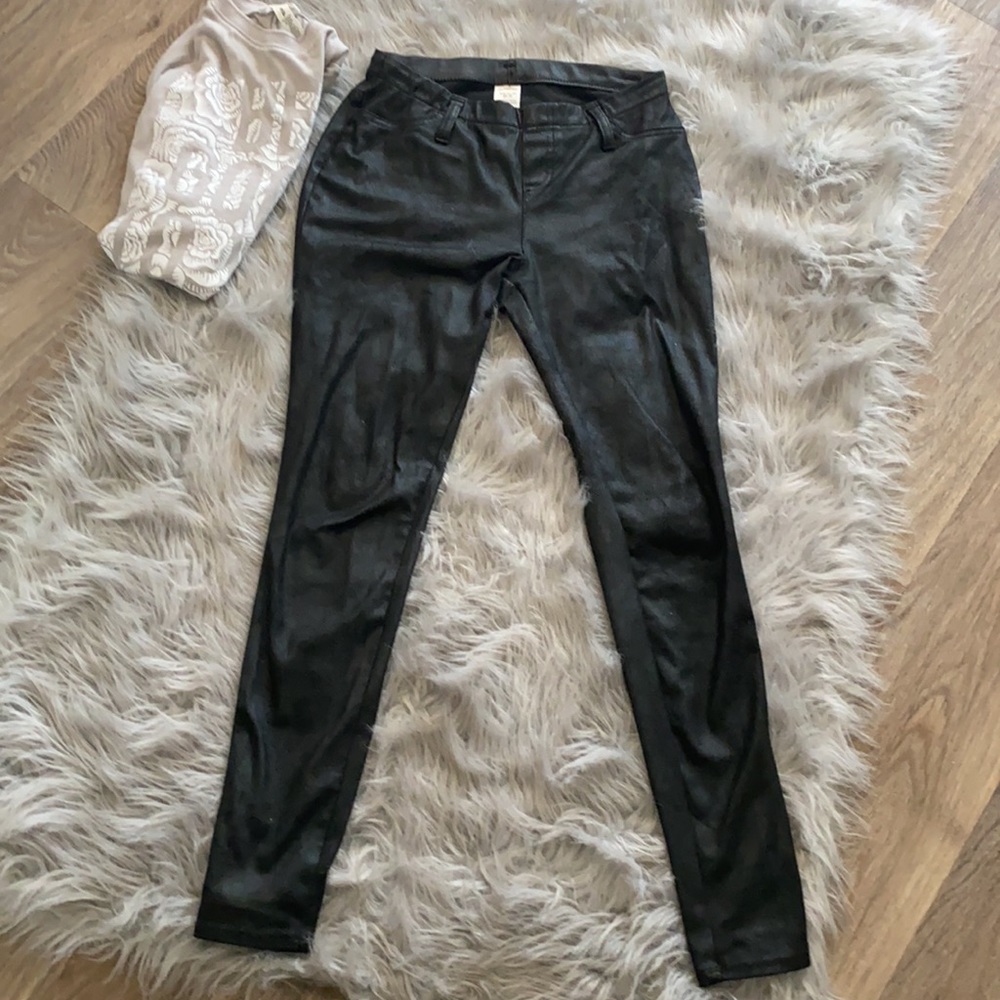 Faux leather pants w/ cropped T
